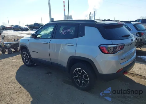 2025 Jeep Compass Trailhawk 4X4 z USA, uszkodzony, nr VIN 3C4NJDDN0ST590450